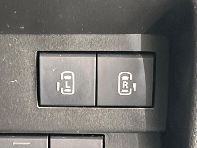 【両側パワースライドドア】スマートキーや運転席のスイッチで後席両側スライドドアの開閉が可能♪電動だから力を入れてドアを開ける必要が無く、小さなお子様でも簡単に開け閉めでき快適です♪
