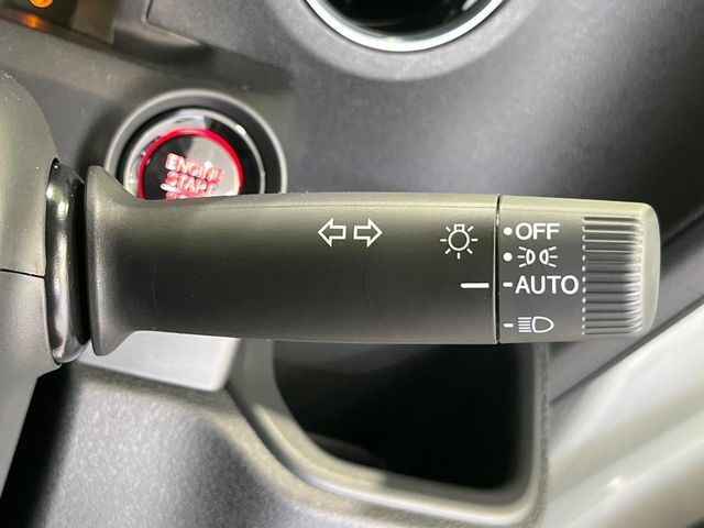【オートライト】周りの明るさに応じて自動でヘッドライトの点灯・消灯ができる機能です！ライトの付け忘れ・消し忘れなどが無くなり、雨の日や夕方の走行も安心！トンネル通過時も便利ですね♪