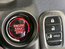 【Hondaスマートキー】カバンやポケットに入れたままでもドアの施錠・解錠が可能なスマートキーを装備。エンジンのオン・オフ時もカギを取り出す必要が無いからとっても便利です♪