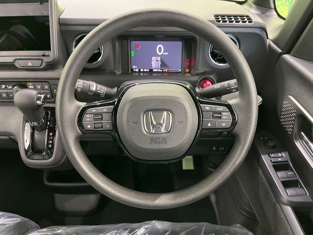 インテリアに合わせたデザインのステアリングは、運転される方のことも考え、運転しやすい形状、大きさです。是非一度、実際に触ってお確かめください。