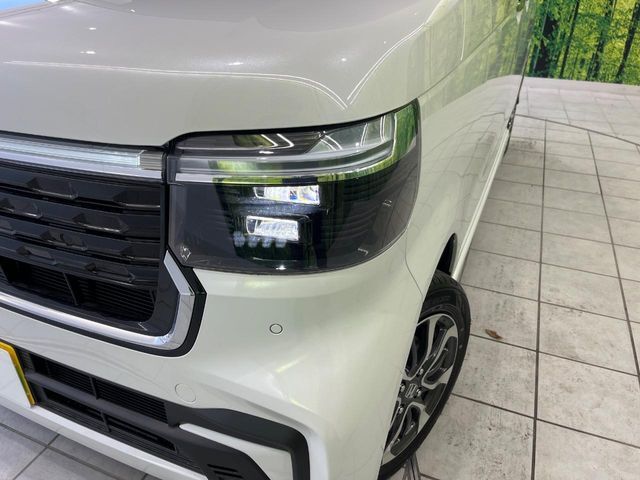 【LEDヘッドライト】悪天候や夜間走行時も良好な視界を確保し安心して運転できる高輝度LEDヘッドライトを装備！点灯速度が早く、消費電力も抑えられています。