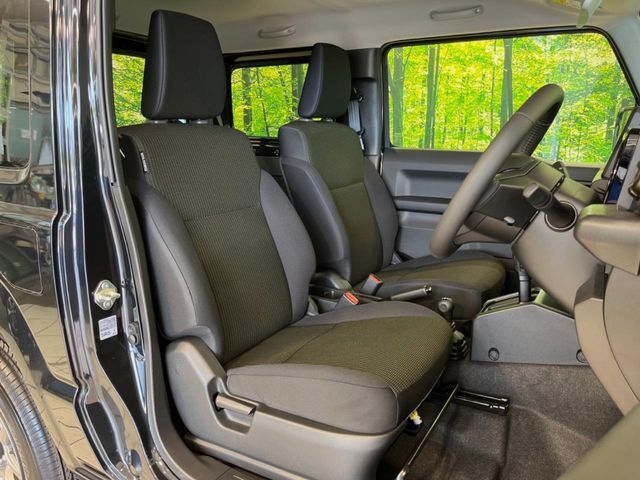 運転席シート廻りは使用感も少なく、良好な状態となっています。前オーナー様が丁寧に使っていたことがよくわかりますね。
