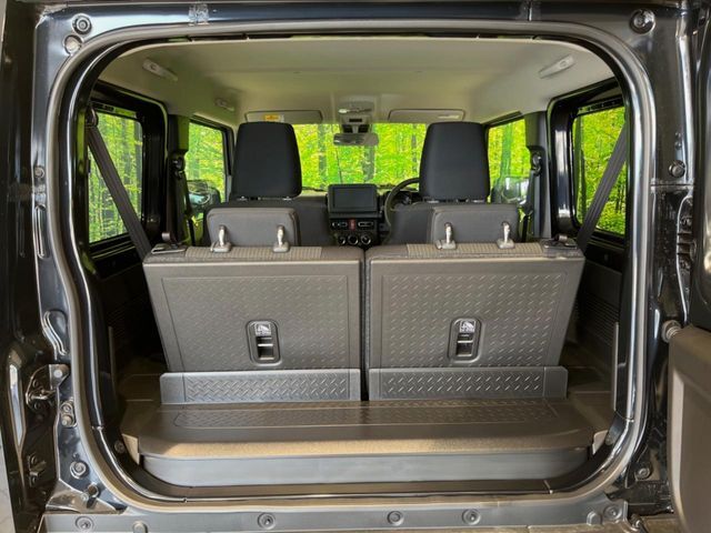 普段のお買い物や通勤、送迎等に十分な荷室スペースを確保しております。セカンドシートを倒すと、大きな荷物の積載も可能です♪