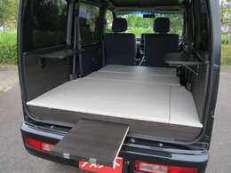 左右に跳ね上げ式テーブル、後部に収納式テーブル付き！