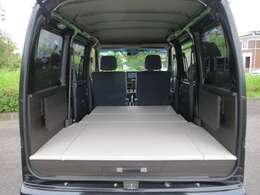 ベッド等のキャンピング架装部分は新品です。室内を出来るだけ広く作使えるような造りになっています。荷室部分の窓をふさがないことで運転しやすいことがポイントです。開放感あります♪