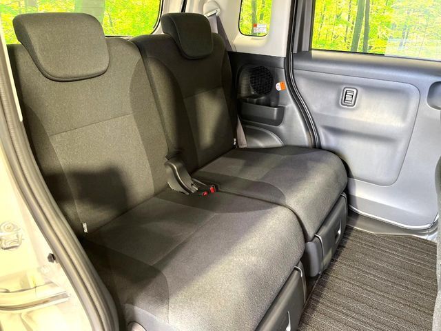 広々とした2列目シートは居住性が高く、居心地も快適！友達や家族とのお出かけにぴったりです。ベビーシートやチャイルドシート使用時も快適にお過ごしいただける十分な空間を確保しています。