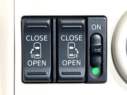 【両側パワースライドドア】スマートキーや運転席のスイッチで後席両側スライドドアの開閉が可能♪電動だから力を入れてドアを開ける必要が無く、小さなお子様でも簡単に開け閉めでき快適です♪