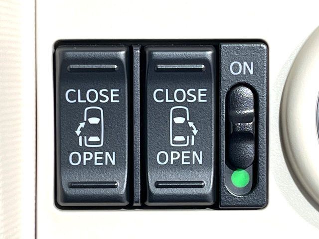 【両側パワースライドドア】スマートキーや運転席のスイッチで後席両側スライドドアの開閉が可能♪電動だから力を入れてドアを開ける必要が無く、小さなお子様でも簡単に開け閉めでき快適です♪