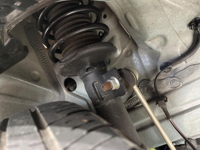 お車を安心してお乗りいただく為には、足回りの定期点検が欠かせません。サービスサポート（有償保証）では無料点検もご提供しており、安心のカーライフをお過ごしいただけるサポート体制が整っています。