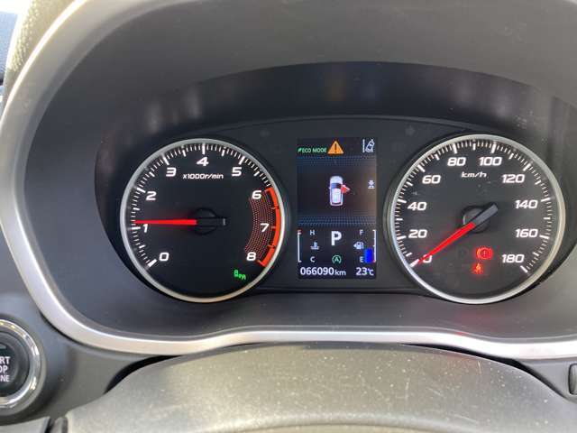 シンプルで見やすいメーターパネルです！LEDパネルで夜でも見やすいですよ！