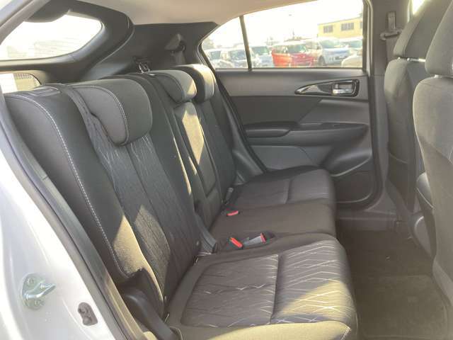 後部座席はプライバシーガラスで す。断熱効果があるので、日光に よる車内温度の上昇を防いでくれ ます。その為、夏場のエアコンは 効きが良くなり、快適に過ごせま す。