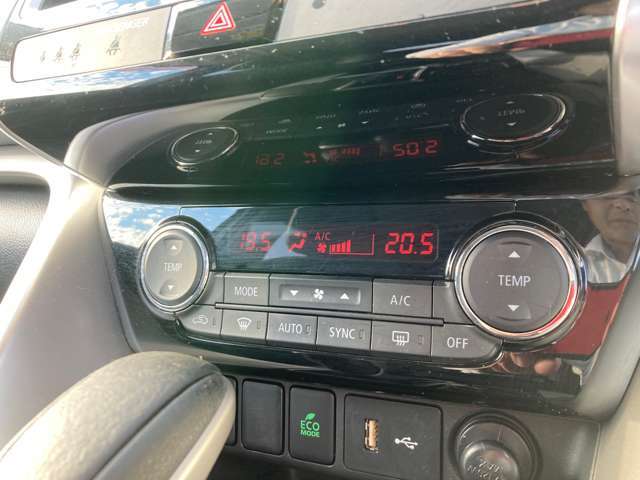 エアコンはオートエアコンなので操作が楽です。外気温の表示もしてくれるので外の気温雄分かりやすいですよ！
