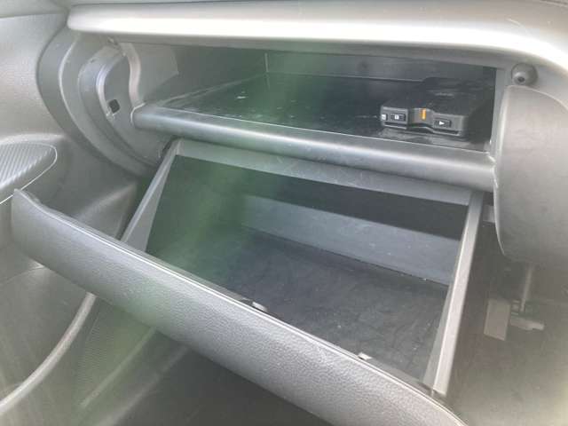 大きなグローブボックスなので、色々入れれます。