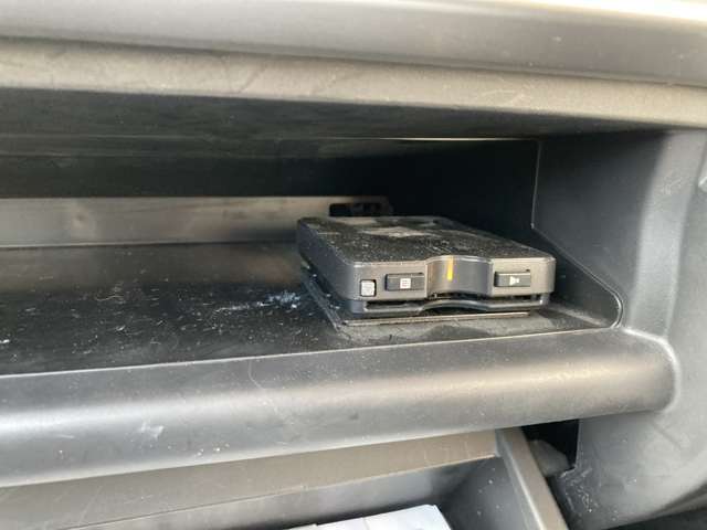 ETC付きです。高速道路料金所で の小銭の出し入れや雨天時にお ける窓の開け閉めなどの煩わしさ が解消できます。料金所の通過も スムーズで快適ですよ。