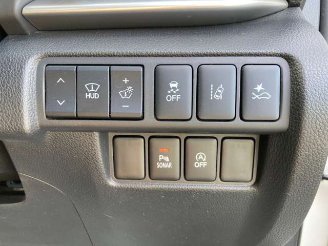 衝突軽減カメラや車線逸脱機能、コーナーセンサーなど装備も充実しております。