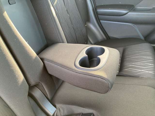 後部座席にもドリンクホルダー付いてます！肘置きにもなりますよ！