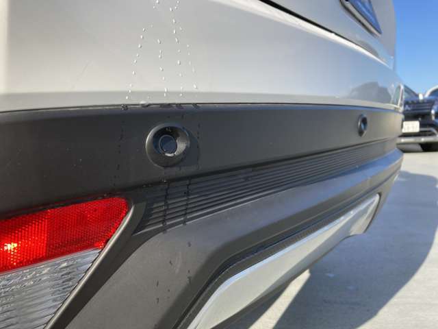 前後にはコーナーセンサーがあるので万が一の時音で知らせてくれるので安心です。