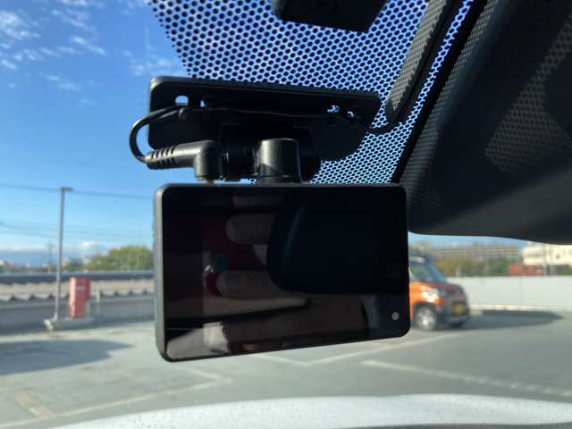 万が一の時に安心のドライブレコーダーも付いているので、証拠として画像を残せますよ！