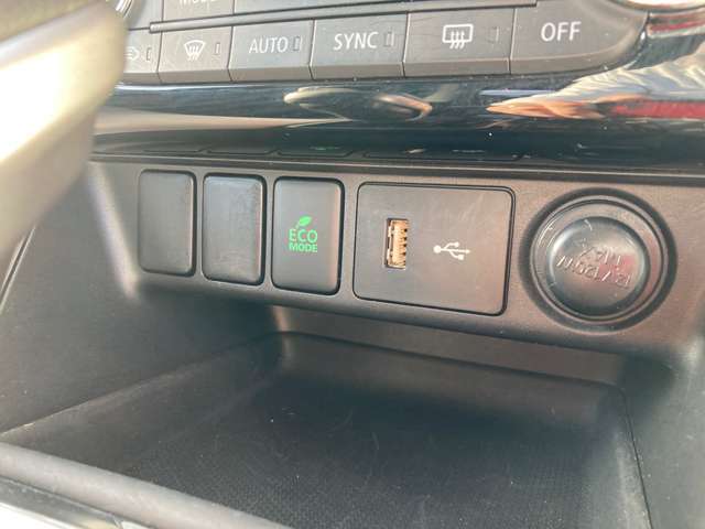 USBソケットも付いているので携帯の充電など出来て便利ですよ！