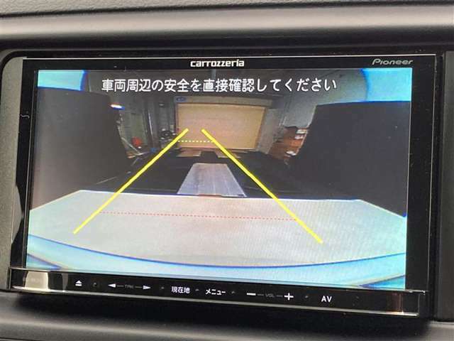 こちらのバックカメラは画面にラインが表示されておりますので、バック持のクルマの進行方向の目安になります。より高いレベルで車庫入れをサポートする、便利な機能ですね。