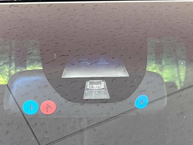 【ホンダセンシング】走行中に前方の車両等を認識し、衝突しそうな時は警報とブレーキで衝突回避と被害軽減をアシスト。より安全にドライブをお楽しみいただけます。