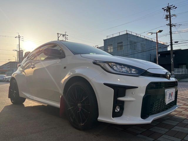 大好評のボディコーティング「弾スプラッシュコート」もご納車までに施工可能。通常のガラスコートと異なる、耐久年数6年の無機質ガラスコーティングが、ボディをキレイな状態に保ってくれます。