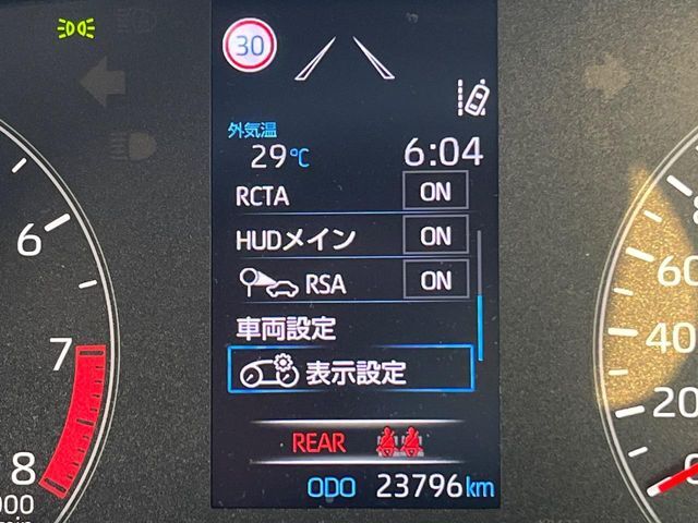 【カラーヘッドアップディスプレイ】現在の速度や走行情報をデジタル表示で運転席前方のガラスに投影！カラー付きで視認性も高く、運転中目線をずらさず必要な情報を確認できるのでとっても便利で安心！