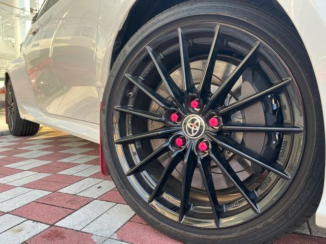 【純正18インチアルミホイール】外観にマッチした純正アルミホイールを装着しております。各種社外アルミホイールや、スタッドレスタイヤも取扱いしております。是非ご相談ください♪