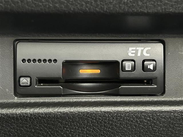 【ETC】有料道路を利用する際に料金所で停止することなく通過できる、ETC車載器（ノンストップ自動料金収受システム機器）が装備されています。セットアップを行うことで利用可能になります。