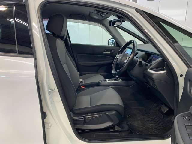 全身を包み込むような形状のシートです。体をしっかりとホールドしてくれるので長距離ドライブでも疲れにくいんですよ！