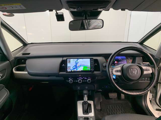 見通しの良い運転席回りとなっておりますので安心して運転をして頂けます！窓が大きいので明るく開放的な室内です