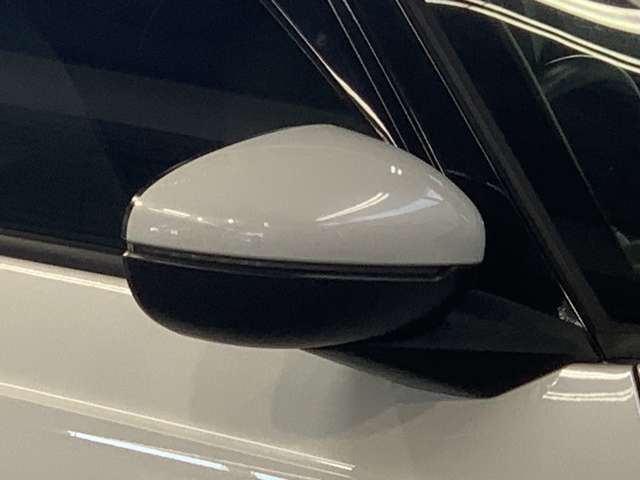 視認性に優れたドアミラーウィンカー付き！