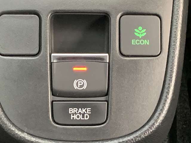 電子パーキングに加えてブレーキホールドシステムを装備しておりますので、信号待ちや踏み切り待ちでもブレーキを踏まずに停止できます！発進する際はアクセルを踏むだけですので渋滞時などはかなり楽ですね！