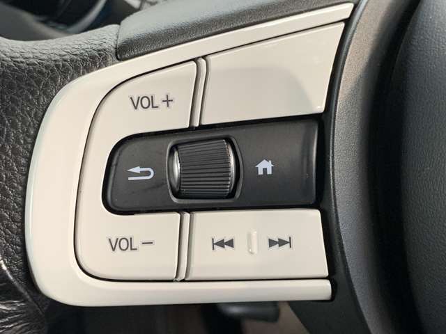 オーディオコントロールスイッチ付き！ハンドルを握ったままチャンネルや音量の調整が可能です。見た目以上に運転していると便利な機能なんですよ。