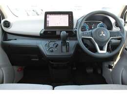 インパネシフトですので、運転席足元もゆったり、広々快適です♪助手席へのウォークスルーも楽々可能！