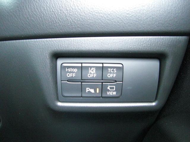 こちらのお車には先進安全装備が多数搭載されています。衝突被害を回避あるいは軽減するためのブレーキや、後方死角からの接近警報、車線逸脱を防止する警報装置など、詳しくはスタッフまでお尋ねください。