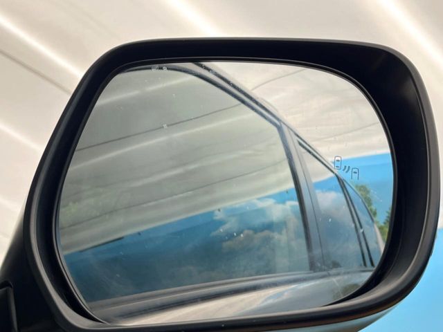 【ブラインドスポットモニター】走行中、ドアミラーの死角になりやすい箇所に後続車が接近するとサイドミラーのレンズに警告を表示！ドライバーに注意喚起をしてくれます。
