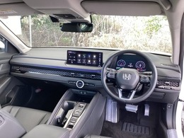 ご覧のように、視界が広く運転しやすいように設計されています。また、デュアルフルオートエアコンで快適です。