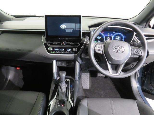 シンプルながら機能性あふれる運転席廻りです。視界性もよく、運転しやすいですよ。