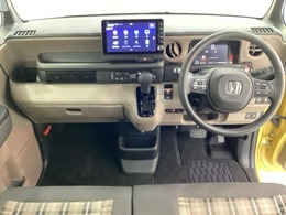 車内は光触媒抗菌消臭施工済です。インパネ周りはスタイリッシュなデザインで機能や装備も充実しています。グローブボックスやカップホルダーのほかにトレーなどたくさんの収納スペースが付いています。