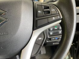 【アダプティブクルーズコントロール】自動で前の車との車間距離を一定に保ち、速度調整しながら走行します。高速道路のドライブで役立つ装備です。