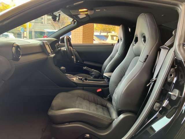 助手席は運転席より若干クッションが柔らかくなっており、同乗者への快適性をもたらします。