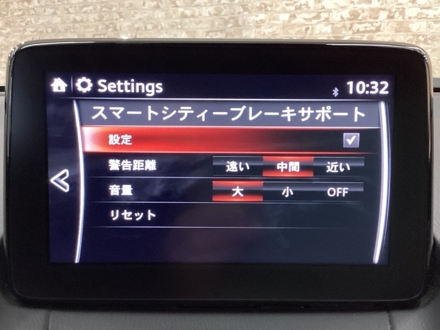 低速走行時に前方の障害物を検知して、衝突被害を軽減してくれるスマート・シティ・ブレーキ・サポートを装備！アクセルとブレーキの踏み間違えなどの急加速を抑制してくれる心強い装備です。