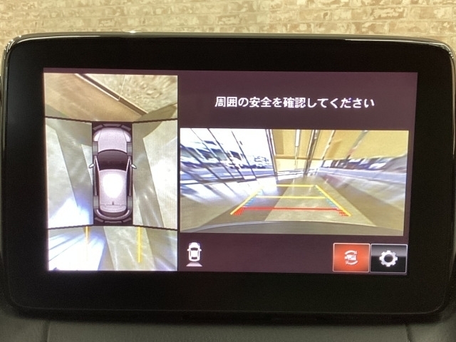 狭い場所での駐車やすれ違いなどでより的確な運転操作に役立つ360°ビューモニターが装備されています。