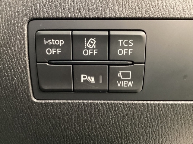 安全装置のスイッチは運転席パネル右下に集約されています。任意で切り替え可能なため状況に合わせてお使いください。