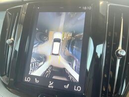 【360°ビューカメラ】4台の高解像度カメラで360度の鳥瞰図を表示。隣の車や壁、死角にある障害物などを画面で確認できるため、狭いスペースでの駐車・出入りも安心です。