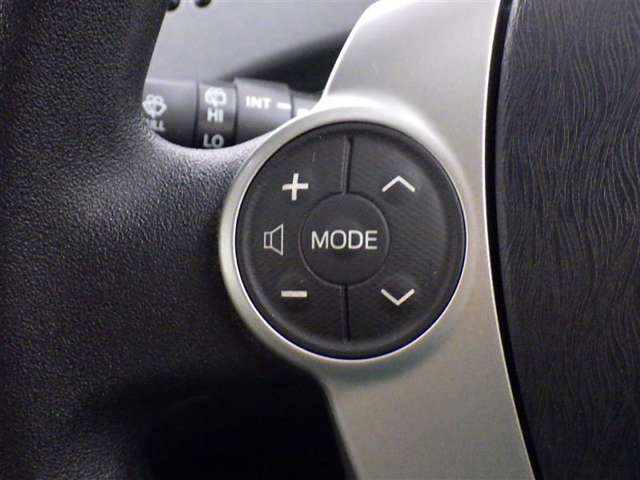 ステアリングスイッチ装備！運転しながら手元でオーディオの操作などができます。
