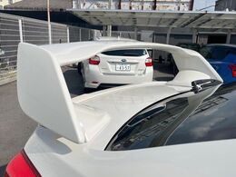 【大型リヤスポイラー】スポーツカーらしさがグッと引き立つ大型リヤスポイラーを装着♪高速走行時のスタビリティ（走行安定性）向上に役立ちます。
