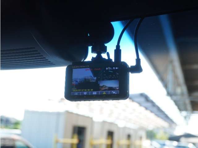 ◆ドライブレコーダー◆映像・音声などを記録する自動車用の装置です。　もしもの事故の際の記録はもちろん、旅行の際の思い出としてドライブの映像を楽しむことができます。