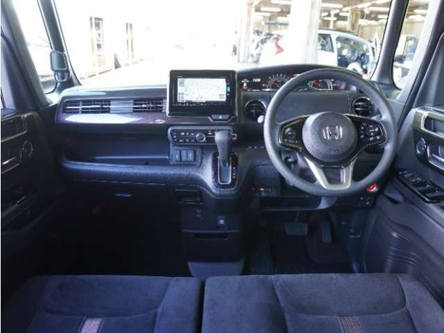 視界広々で非常に運転しやすくロングドライブでも疲れを感じさせないすっきりとまとまったインパネ周りです。